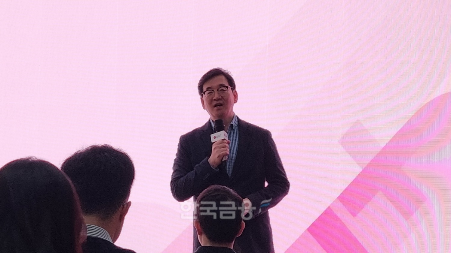 이상헌 LG유플러스 네트워크선행개발담당이 27일 미디어 스터디에서 LG유플러스의 오픈랜 기술 현황에 대해 설명하고 있다. 사진=정은경 기자.