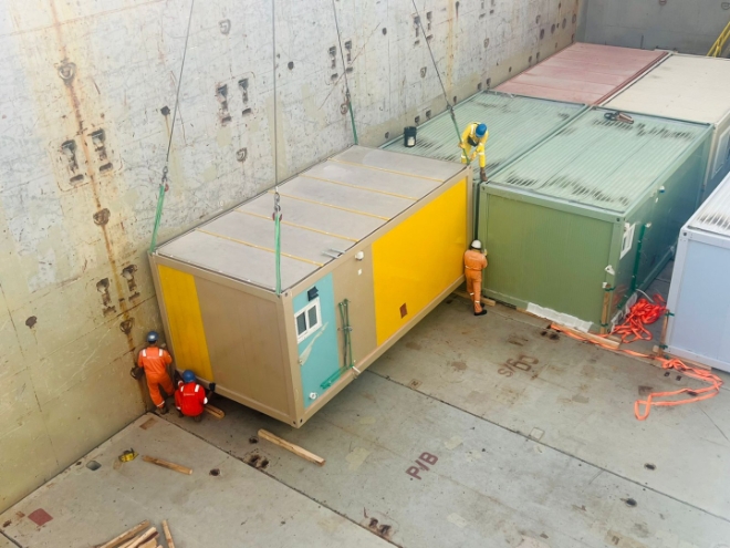 HMM(대표이사 김경배)이 지진으로 어려움을 겪고 있는 튀르키예를 위해 임시주택 컨테이너 운송을 시작했다. /사진=HMM.