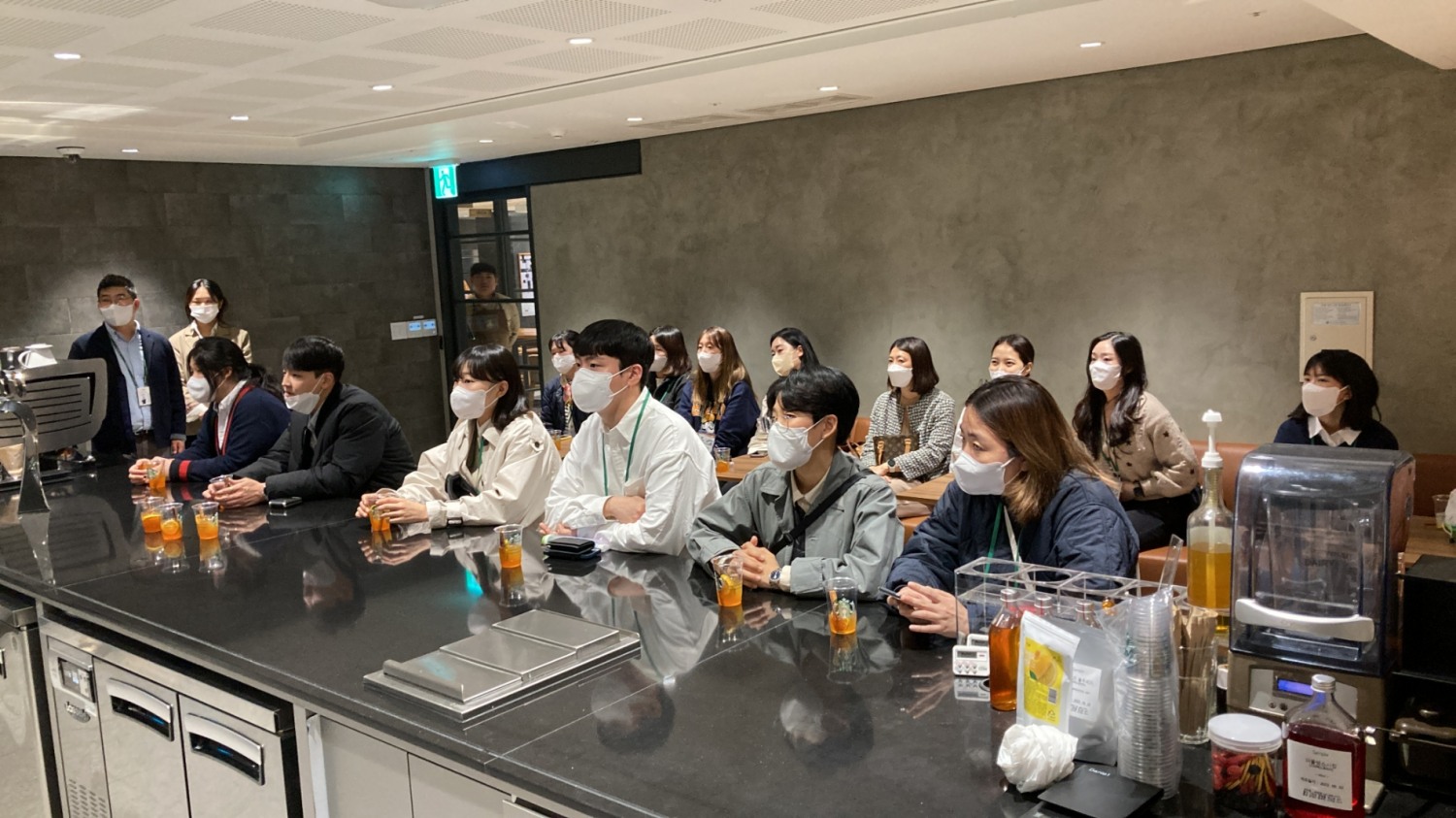 스타벅스 디스커버리 프로그램에 참가한 파트너들이 스타벅스 소공동 아카데미를 방문하고 있다./ 사진제공 =SCK컴퍼니