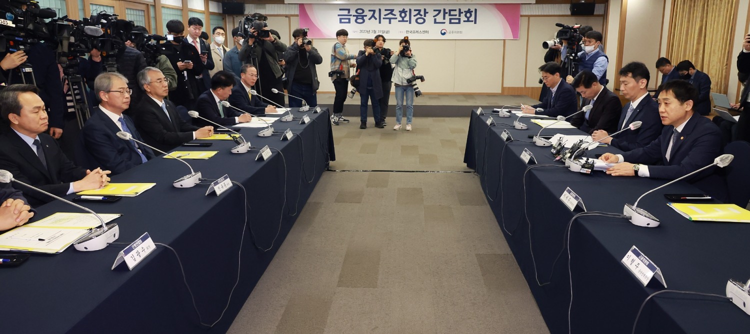 김주현 금융위원장이 31일 오전 서울 중구 프레스센터 매화홀에서 이복현 금융감독원장과 5대 금융지주회장단, 은행연합회장과 개최한 금융지주회장 간담회에서 금융시장안정을 위한 공동노력과 금융권 신뢰회복을 위해, 책임을 다하는 문화 확산을 위한 협력을 당부했다./사진=금융위원회(2023.3.31)