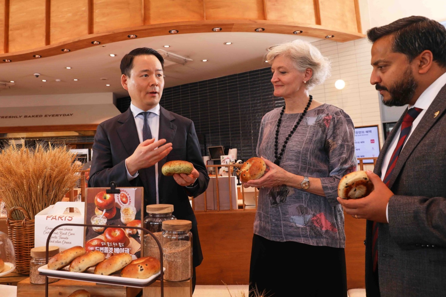허진수 SPC 사장(왼쪽)이 타마라 모휘니 (Tamara Mawhinney) 주한캐나다대사관 대사대리(가운데), 딘 디아스(Dean Dias) 캐나다 곡물협회 회장에게 고품질 캐나다 밀을 활용한 ‘두번쫄깃 베이글’의 차별화된 식감과 풍미에 대해 소개하고 있다./ 사진제공 = SPC