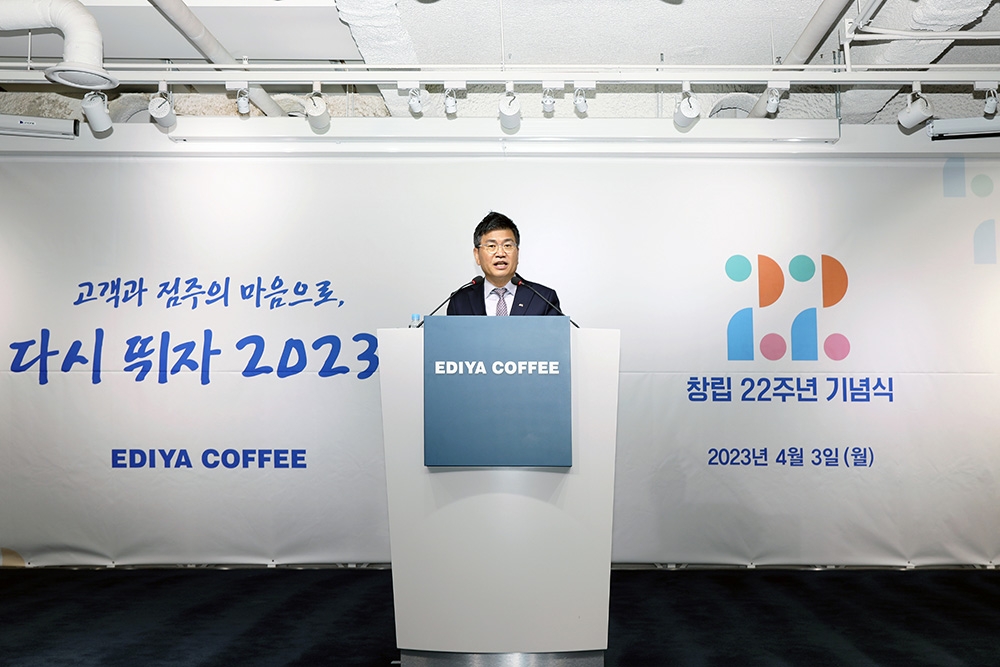 문창기 회장이 창립 22주년 기념식에서 발언하고 있다./ 사진제공 =이디야커피