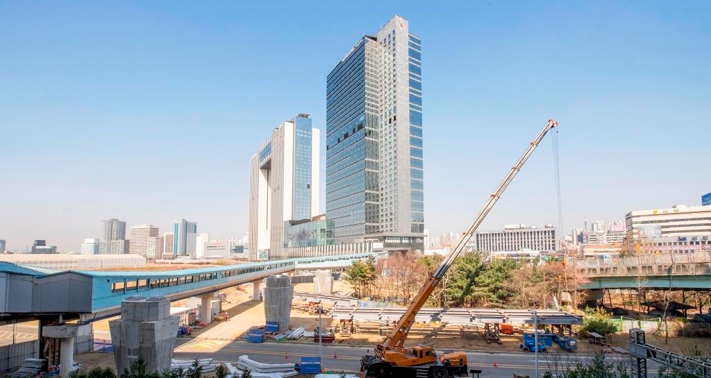 용산역 3층 공중보행교 입구에서 바라본 공사현장과 우측 임시 통행로./사진제공=용산구