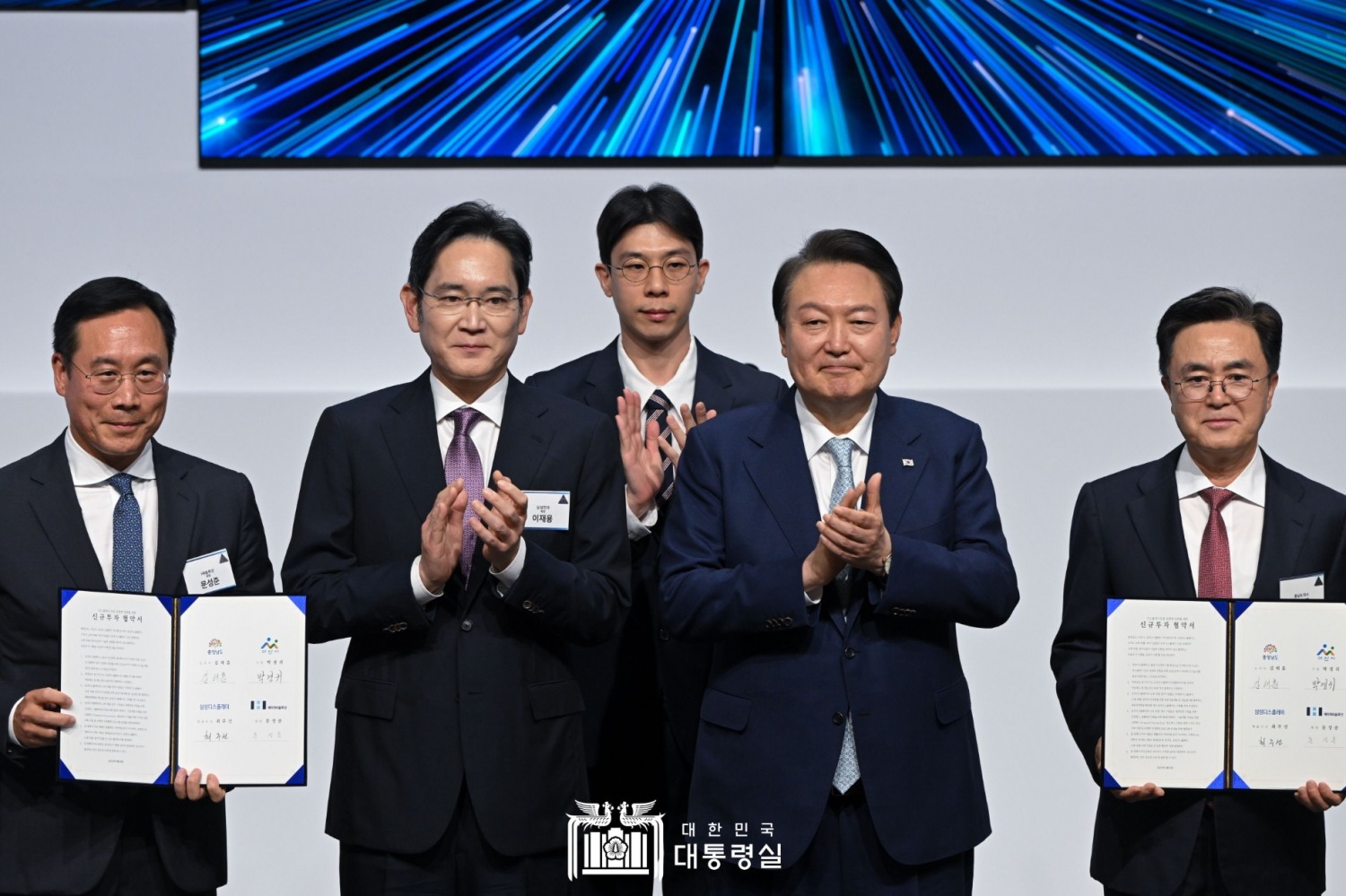 이재용 삼성전자 회장과 윤석열 대통령이 4일 충남 아산 제2캠퍼스에서 '삼성디스플레이 신규 투자 협약식'에 참석했다. 사진=대통령실