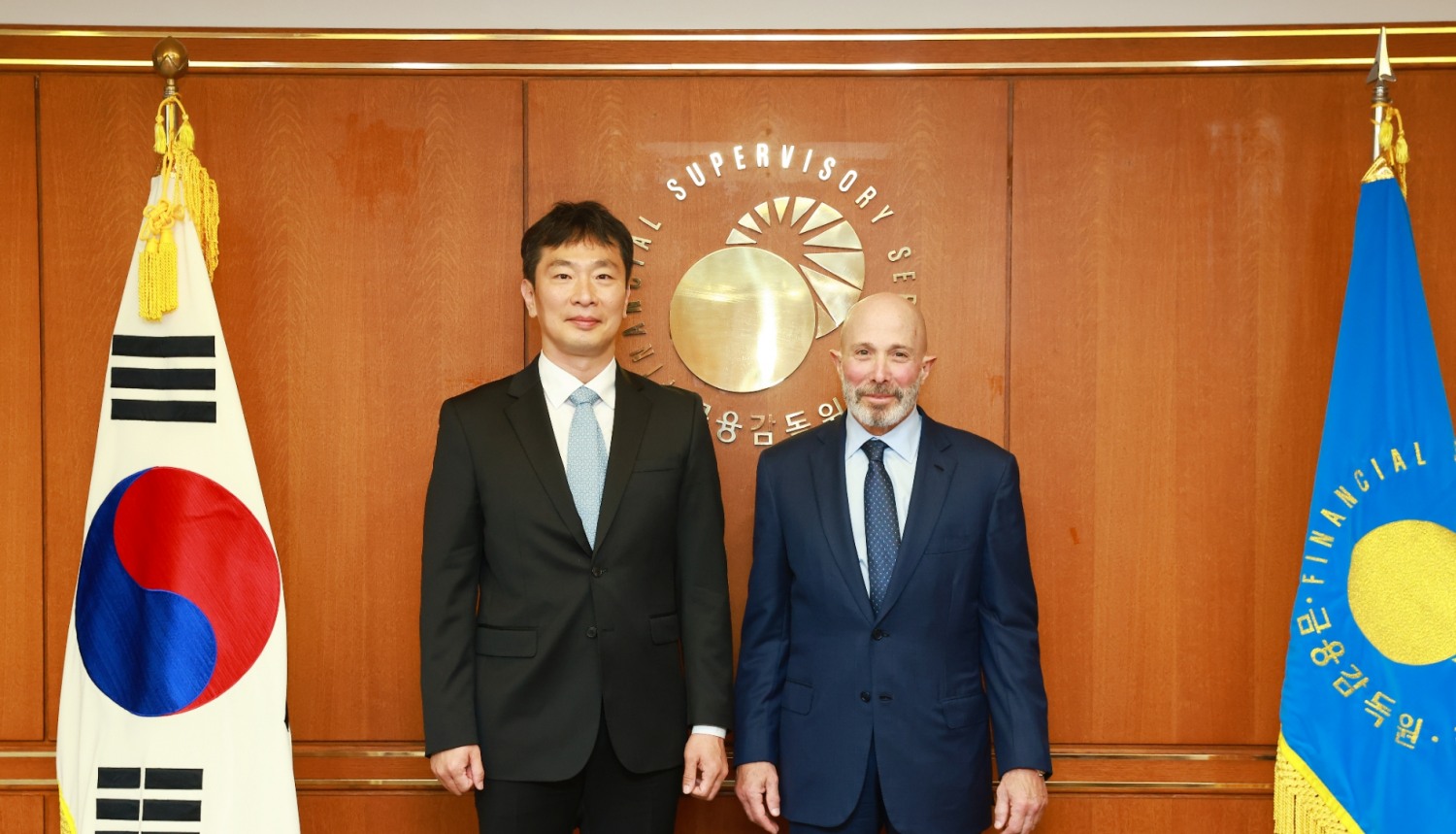 이복현 금융감독원장(왼쪽)이 에반 그린버그 처브그룹 회장에게 취약계층을 위한 보험상품 개발을 당부했다./사진=금융감독원