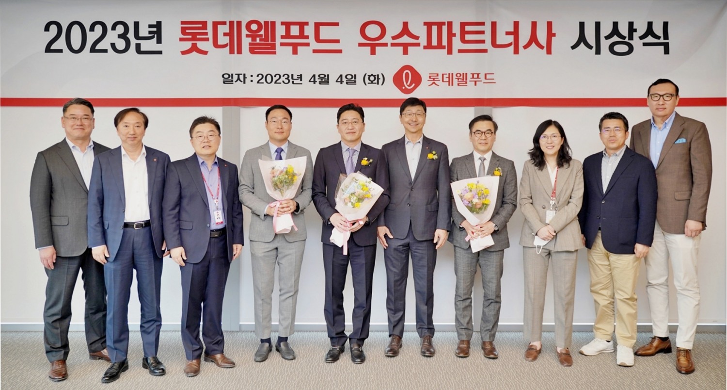 (가운데 오른쪽) 이창엽 롯데웰푸드 대표이사, (가운데 오른쪽 두 번째) 박순범 삼진식품 대표이사, (가운데 왼쪽) 류근홍 국제제과 대표이사, (가운데 왼쪽 두 번째) 노성수 SD푸드 대표이사./ 사진제공 = 롯데웰푸드