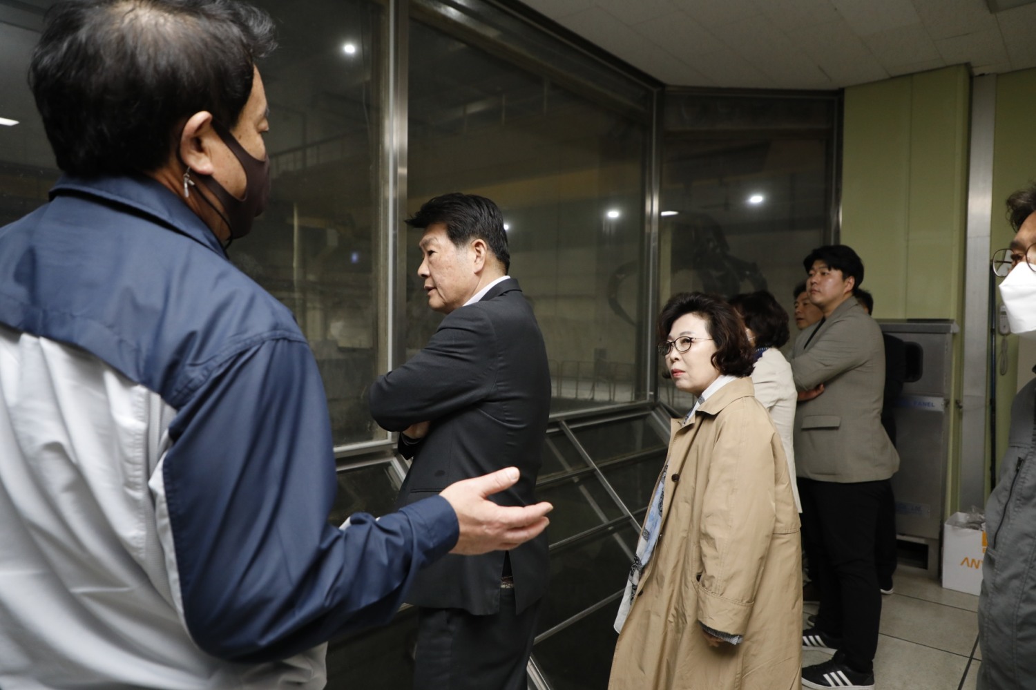 권영숙 마포구의회 행정건설위원장(왼쪽에서 세번째)을 비롯한 의원들이 마포자원회수시설을 시찰하는 모습./사진제공=마포구의회