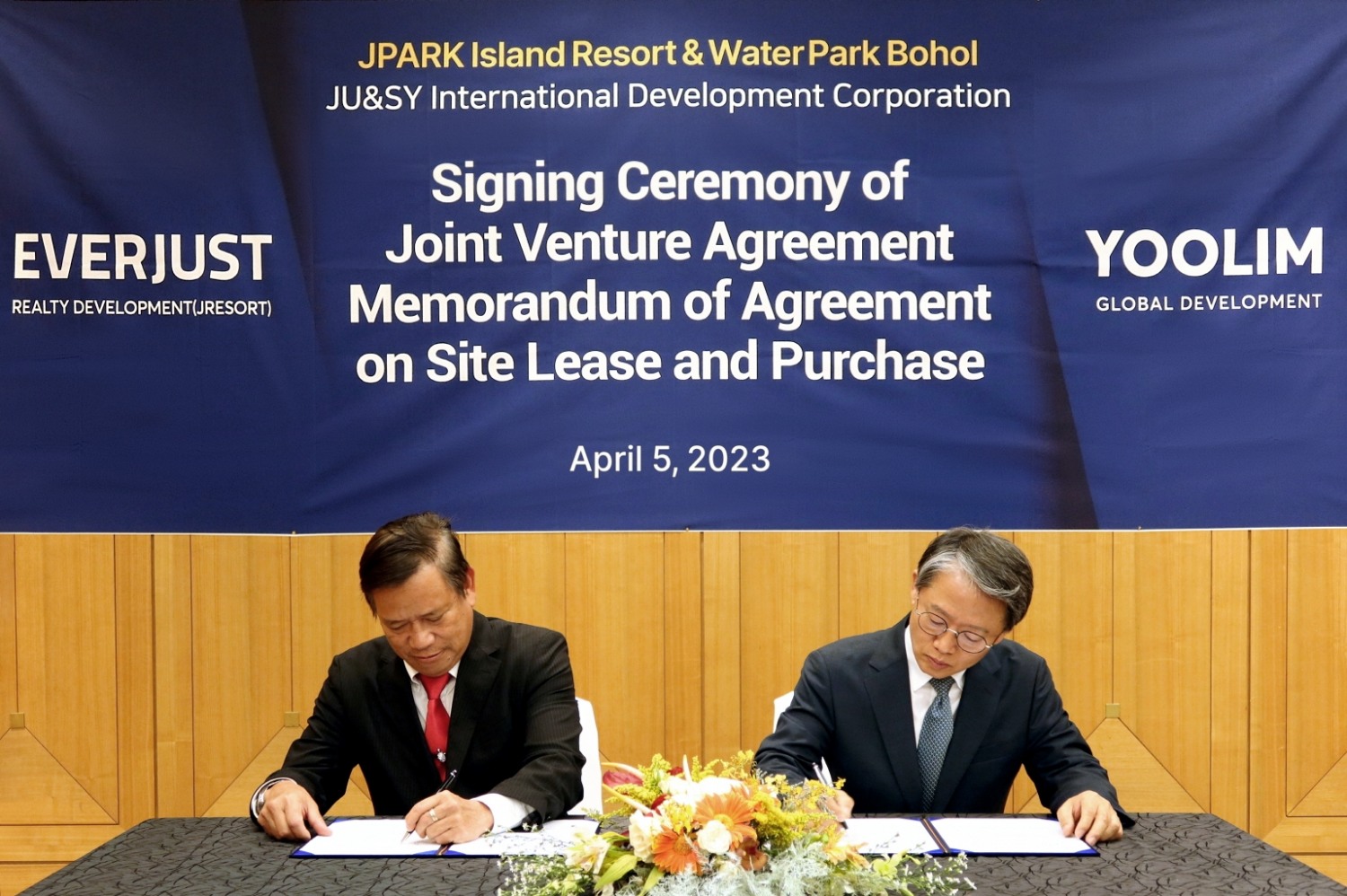 '제이파크 아일랜드 리조트 & 워터파크 보홀' 합작법인설립 (JVA) 및 부지계약 체결식. (좌측) 저스틴 우이 (Justin Uy) 회장 ∙ (우측) 유시영 회장