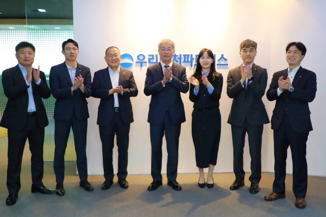 임종룡 우리금융그룹 회장(가운데)이 지난 4일 우리벤처파트너스를 방문해 임직원들과 소통의 시간을 가졌다. / 사진제공=우리금융