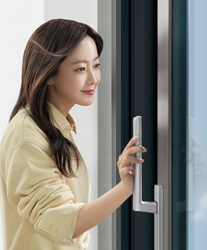 KCC(회장 정몽진)가 하이엔드 창호 브랜드 ‘Klenze(클렌체)’의 세번째 TV광고를 공개헸다. /사진=KCC.