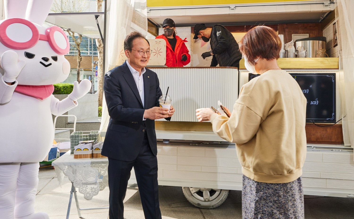 이환주 KB라이프생명 대표이사 사장은 임직원들에게 직접 커피와 100일 기념 떡, 쿠키, 마카롱 등을 나눠주며 임직원들과 소통하는 시간을 가졌다./사진=KB라이프생명