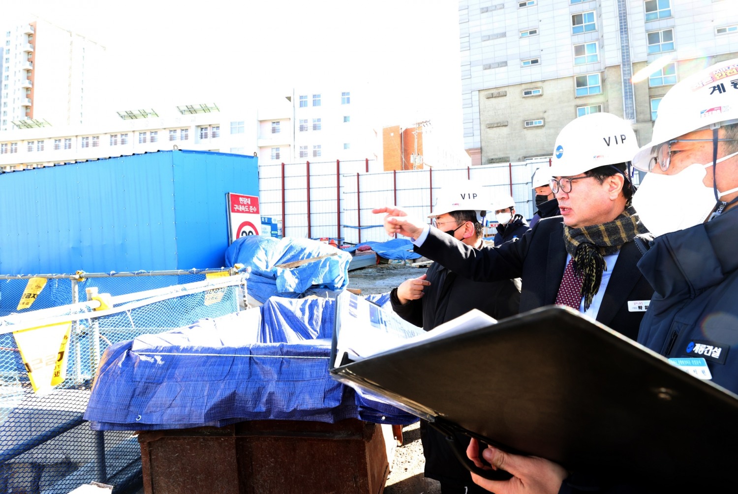 동작구 한 건설현장을 직접 찾아 현장안전을 점검 중인 박일하 동작구청장 / 사진제공=동작구청