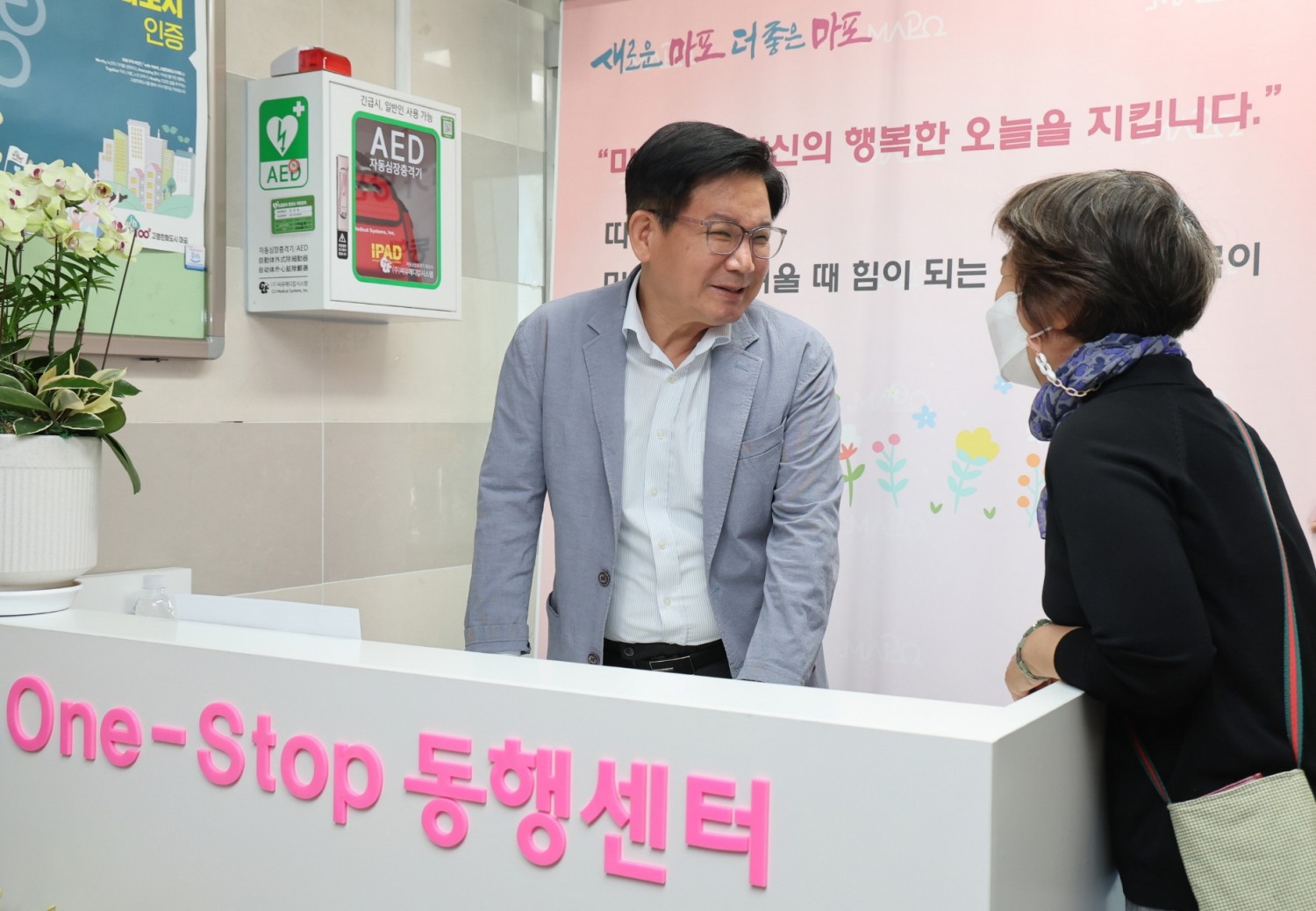 박강수 마포구청장이 마포구청 6층에 조성된 ‘원스톱 동행센터’의 통합민원안내데스크에서 주민과 소통하는 모습./사진제공=마포구