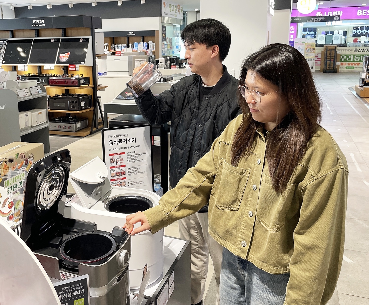 따뜻한 날씨가 이어지며 음식물쓰레기 판매량이 급증했다. /사진=전자랜드