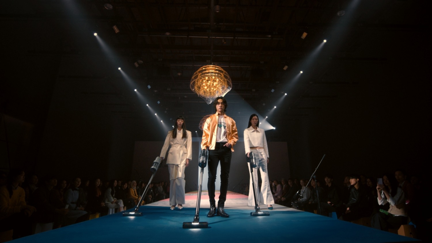 삼성전자가 '세상에 없던 초강력 청소 쇼'라는 이색 캠페인으로 2023년형 청소기 신제품 '비스포크 제트 AI'의 출시를 알렸다. 사진은 'The JET Walk' 영상 이미지. 사진=삼성전자