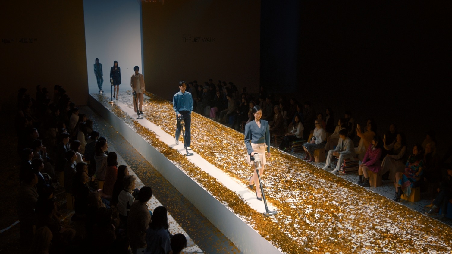 삼성전자가 '세상에 없던 초강력 청소 쇼'라는 이색 캠페인으로 2023년형 청소기 신제품 '비스포크 제트 AI'의 출시를 알렸다. 사진은 'The JET Walk' 영상 이미지. 사진=삼성전자