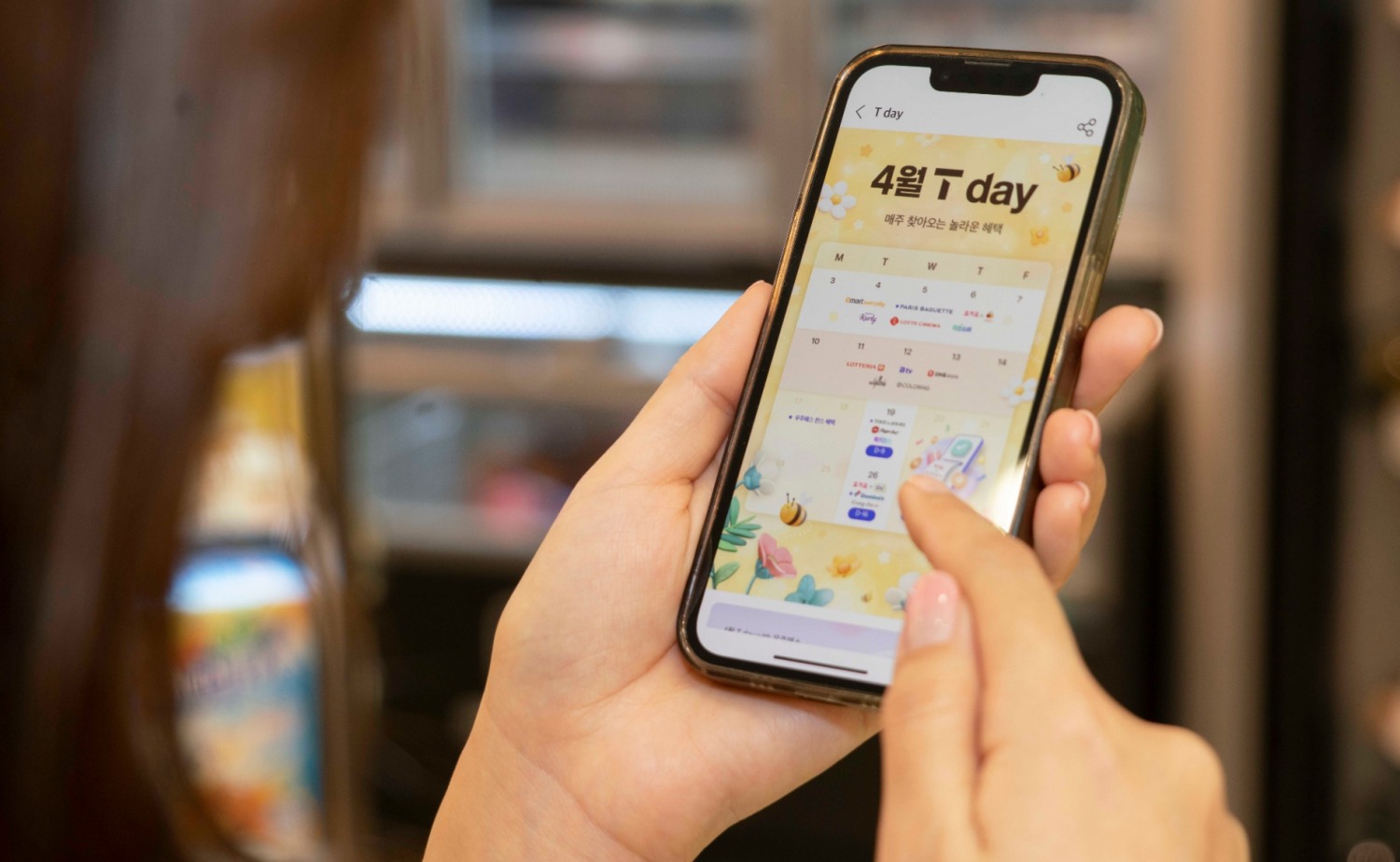 SKT모델이 T데이에 맞춰 멤버십을 이용해 편의점에서 음식과 생필품을 구입하고 있다. 사진=SK텔레콤