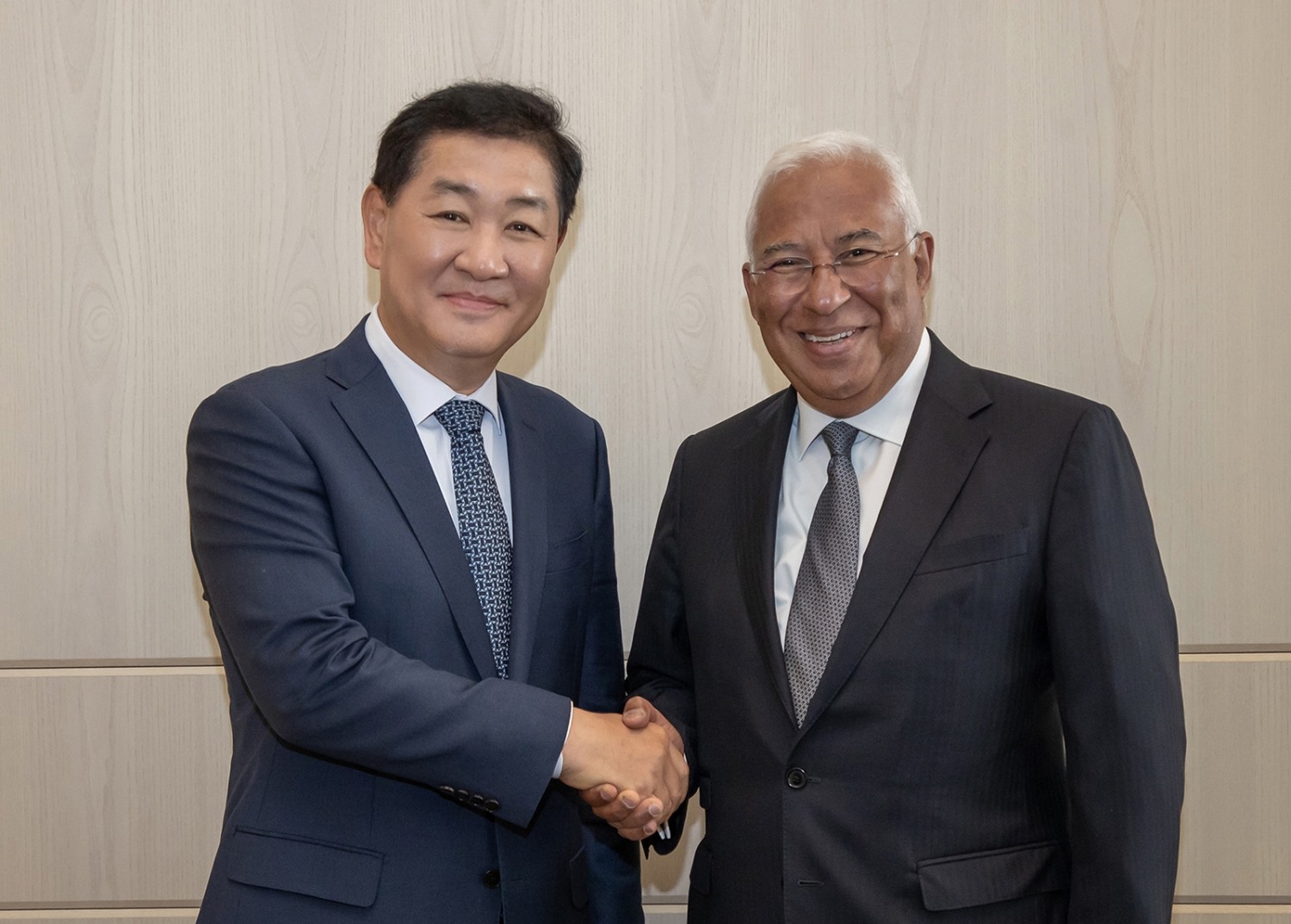 한종희 삼성전자 DX부문장 부회장(사진 왼쪽)이 12일 서울 포시즌스 호텔에서 한국을 찾은 안토니우 코스타 포르투갈 총리를 만나 사업 현황을 소개하며 상호 협력방안을 논의했다. 사진=삼성전자