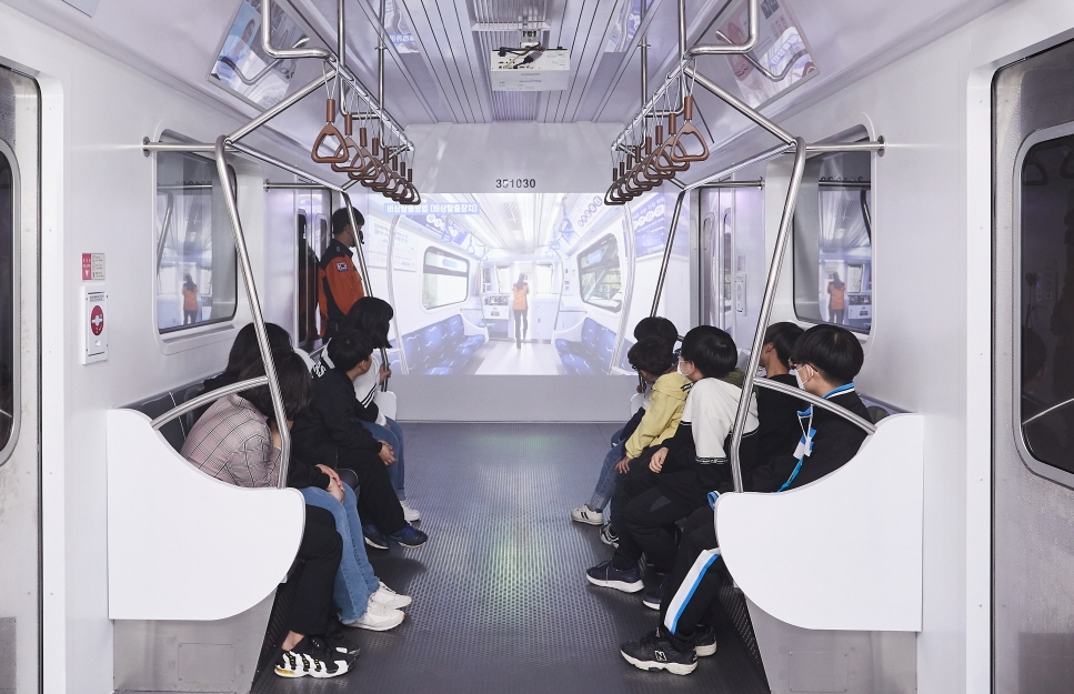 KB손해보험이 4월 한 달 동안 취약계층 아이들의 안전 인식 제고를 위한 ‘KB손해보험이 그린 ESG 재난안전 캠페인’을 진행한다./사진제공=KB손해보험