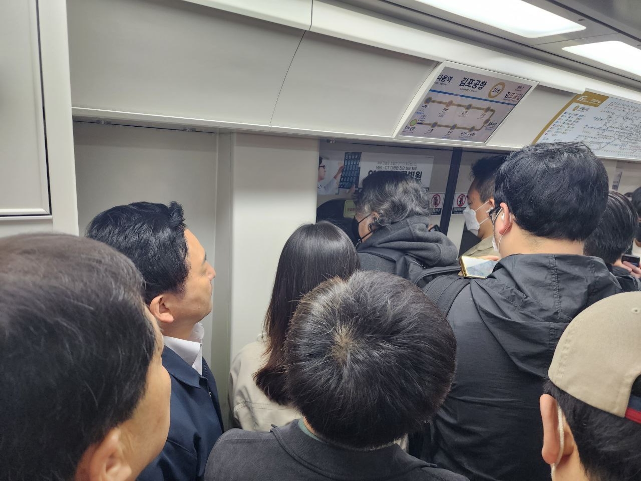 원희룡 국토교통부장관이 혼잡한 김포골드라인을 직접 탑승하며 현장 점검에 나서고 있다. / 사진제공=국토교통부