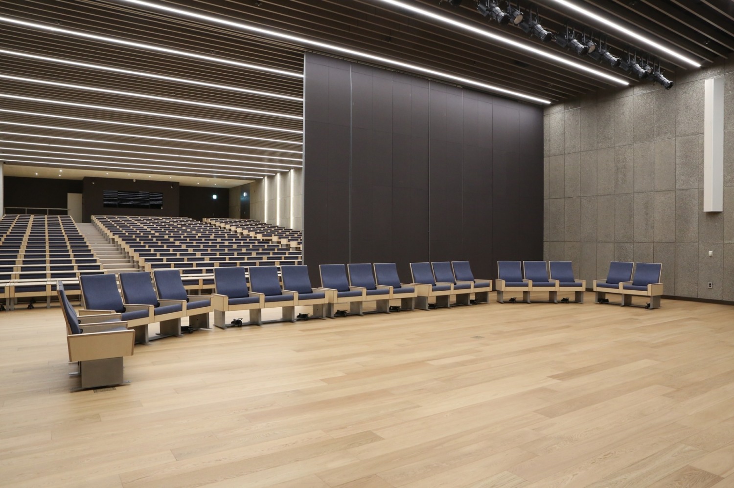 ‘지속가능한 멀티공간(Sustainable Multi-Purpose Space)’ 디자인이 적용된 현대엔지니어링 본사 대강당. 무빙월(Moving Walls)이 펼쳐지며 대강당 공간이 분리되고 있는 모습 / 사진제공=현대엔지니어링