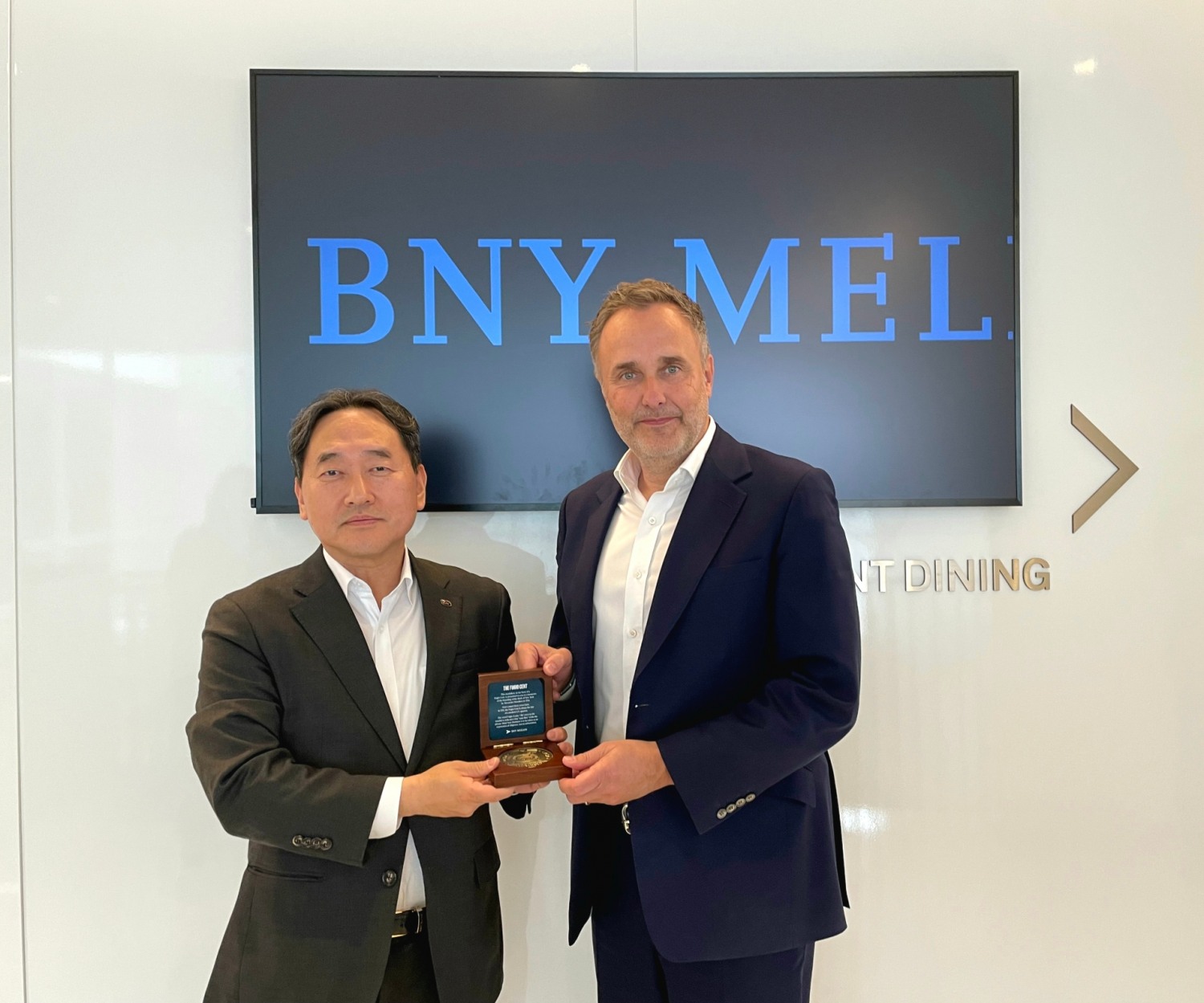 김태현 국민연금공단 이사장(왼쪽)은 18일(현지시간) 오후 미국 뉴욕에 있는 BNY멜론 그룹본사를 방문해 로빈 빈스 회장(오른쪽)을 만났다. / 사진제공= 국민연금공단(2023.04.19)