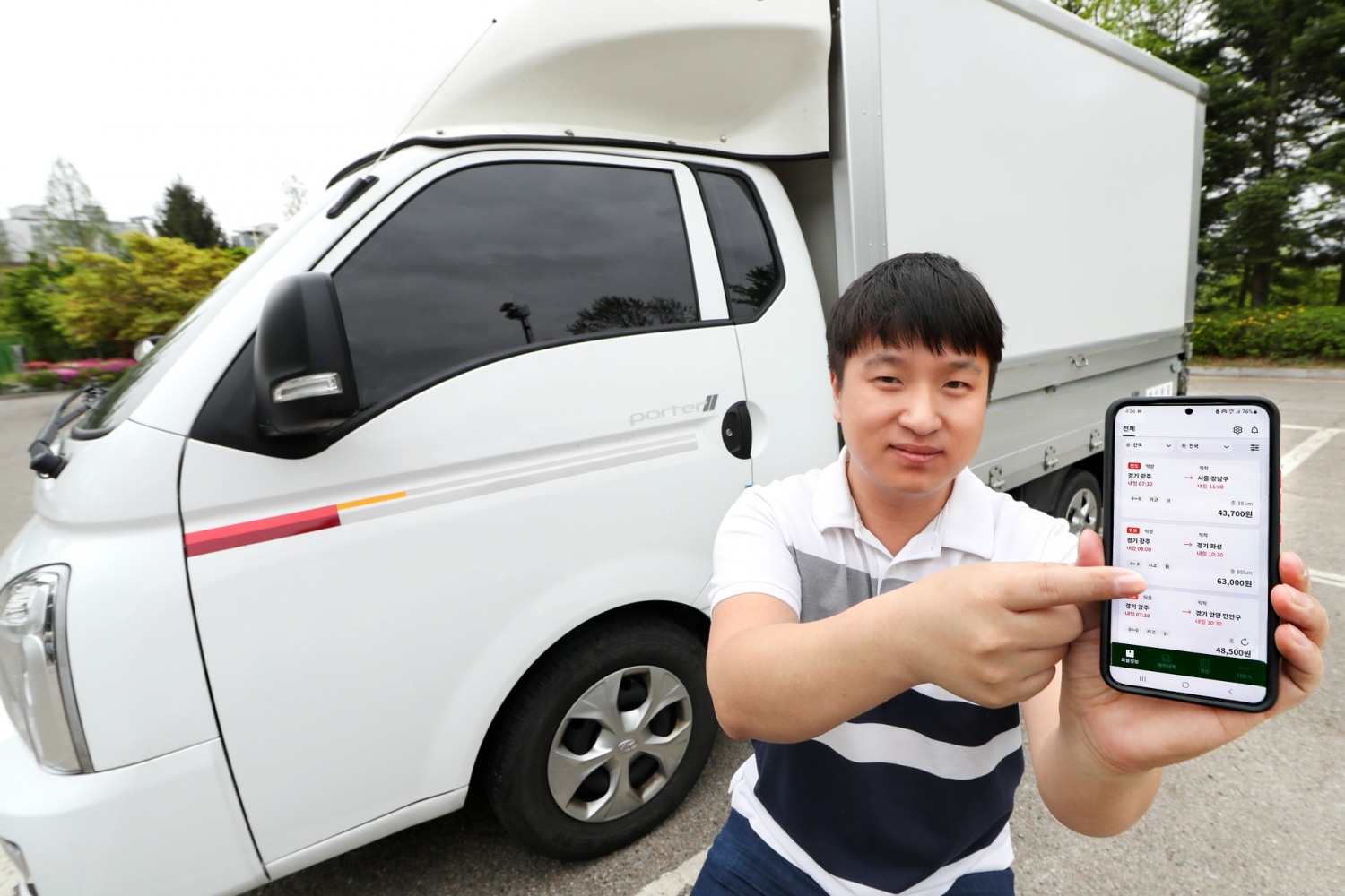 차주가 브로캐리 스마트폰으로 '브로캐리 2.0'을 이용하고 있다. 사진 제공=KT