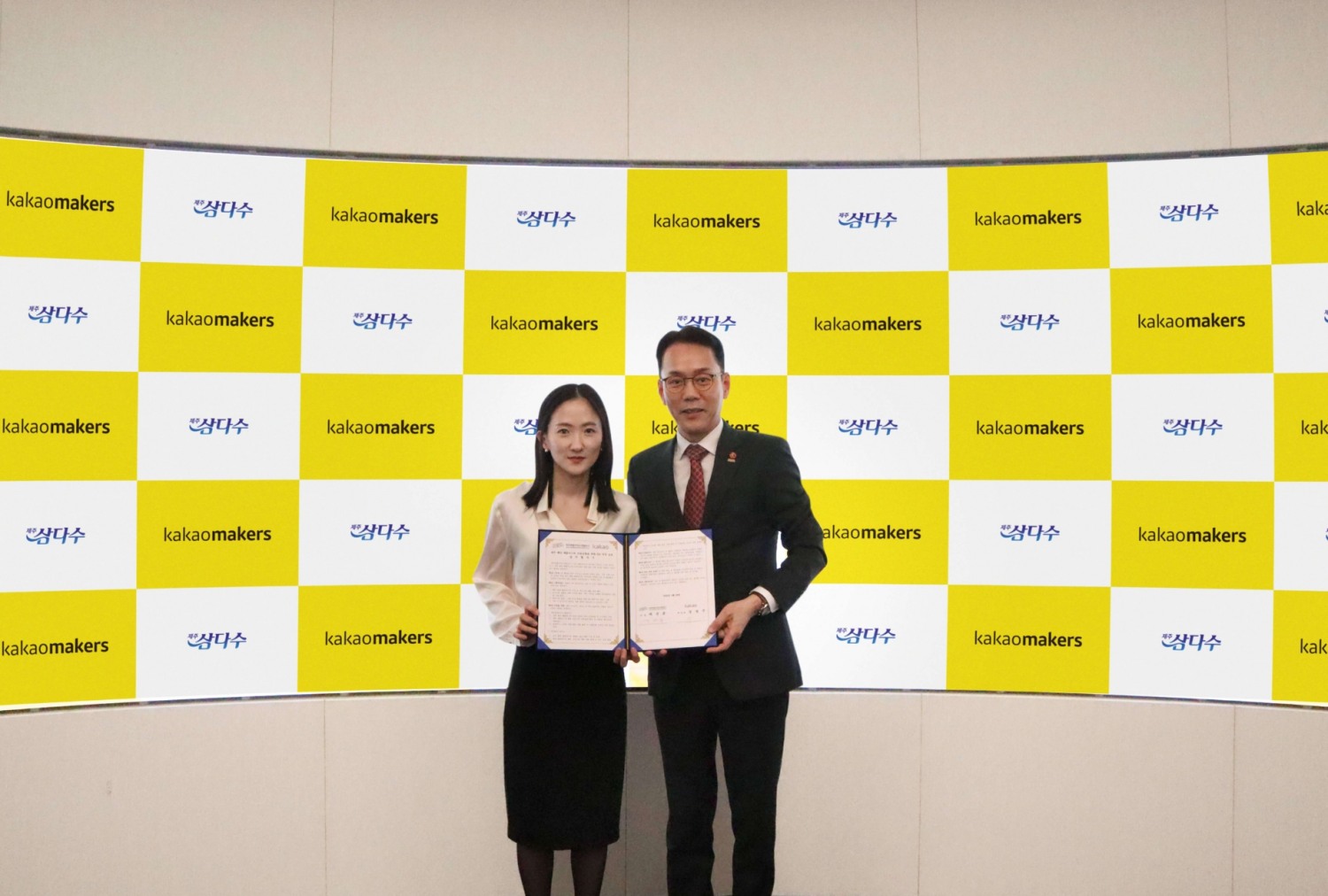 카카오가 제주개발공사와 해양 폐플라스틱 자원순환을 위한 업무협약을 체결했다고 26일 밝혔다. 카카오 정영주 ESG 서비스 실장(좌), 백경훈 제주특별자치도개발공사 사장(우) / 사진제공=카카오