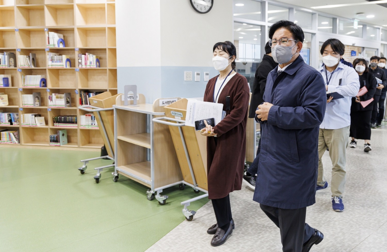 박강수 마포구청장이 마포중앙도서관을 둘러보고 있다./사진제공=마포구