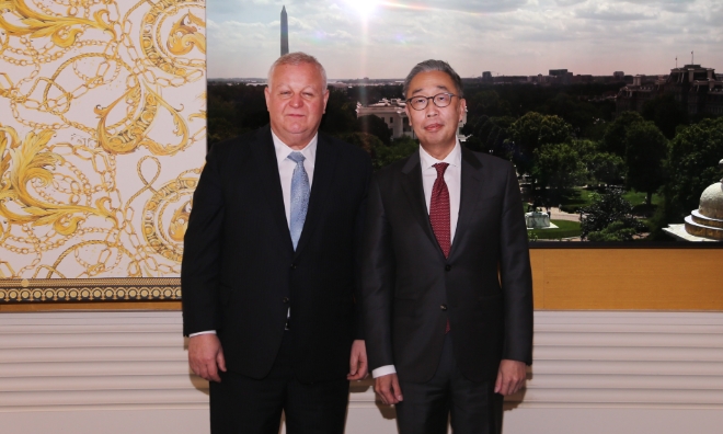 두산에너빌리티는 25일(현지시각) 워싱턴 D.C.에서 열린 ‘한미 첨단산업·청정 에너지 파트너십’ 행사에서 미국 뉴스케일파워, 한국수출입은행 등 SMR 기술 보유 업체, 금융기관과 MOU를 맺고 기술, 금융, 공급망 등 다양한 분야에 걸쳐 글로벌 시장 공략 발판을 단단하게 구축했다. /사진제공=두산에너빌리티.