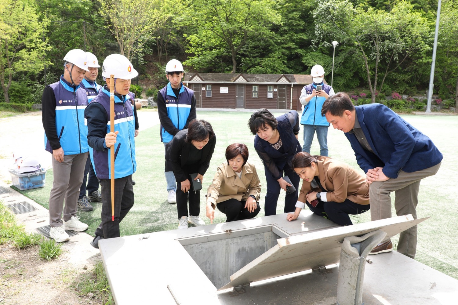 왼쪽부터 서울 중구의회 복지건설위원회 조미정 위원장을 비롯한 이정미, 양은미, 손주하, 윤판오 의원들이 저류조 시설을 살펴보고 있다./사진제공=중구의회