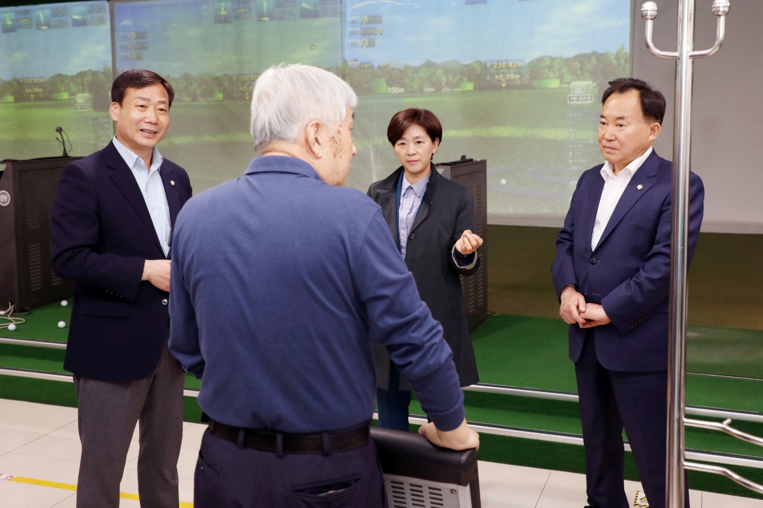 왼쪽부터 중구의회 행정보건위원회 송재천 위원장을 비롯한 이정미, 소재권 의원이 관계자와 함께 충무스포츠센터 현장을 살펴보고 있다./사진제공=중구의회