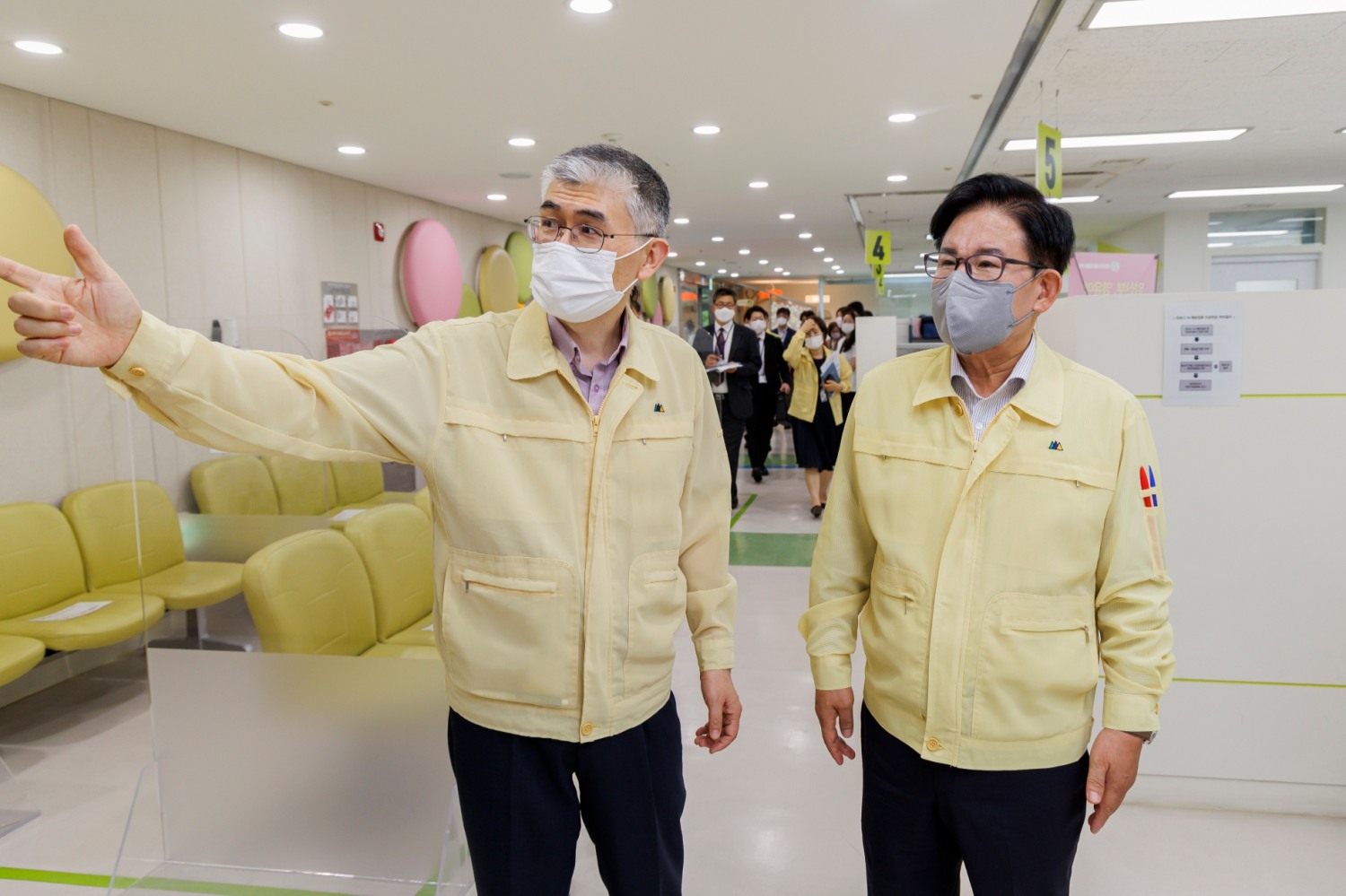 박강수 마포구청장(오른쪽)이 마포구보건소장과 마포구보건소 2층 모자건강센터를 시찰하는 모습./사진제공=마포구