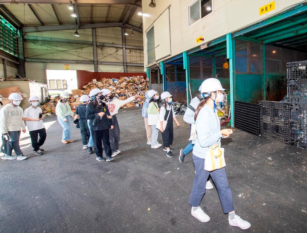 신용산초 학생들이 지난 4월28일 용산구 재활용선별장을 둘러보고 있다./사진제공=용산구