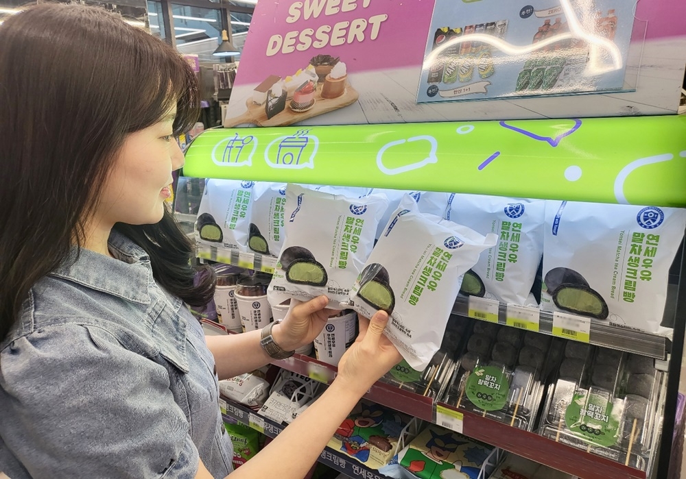 CU가 새롭게 선보이는 연세우유 말차생크림빵. /사진제공=BGF리테일