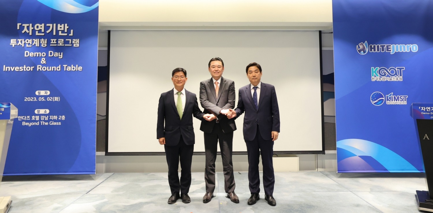 하이트진로는 김인규 하이트진로 대표이사(가운데), 오운열 해양수산과학기술진흥원장(오른쪽), 구본근 한국농업기술진흥원 부원장(왼쪽) 등이 참석한 가운데 데모데이를 진행했다./ 사진 = 하이트진로