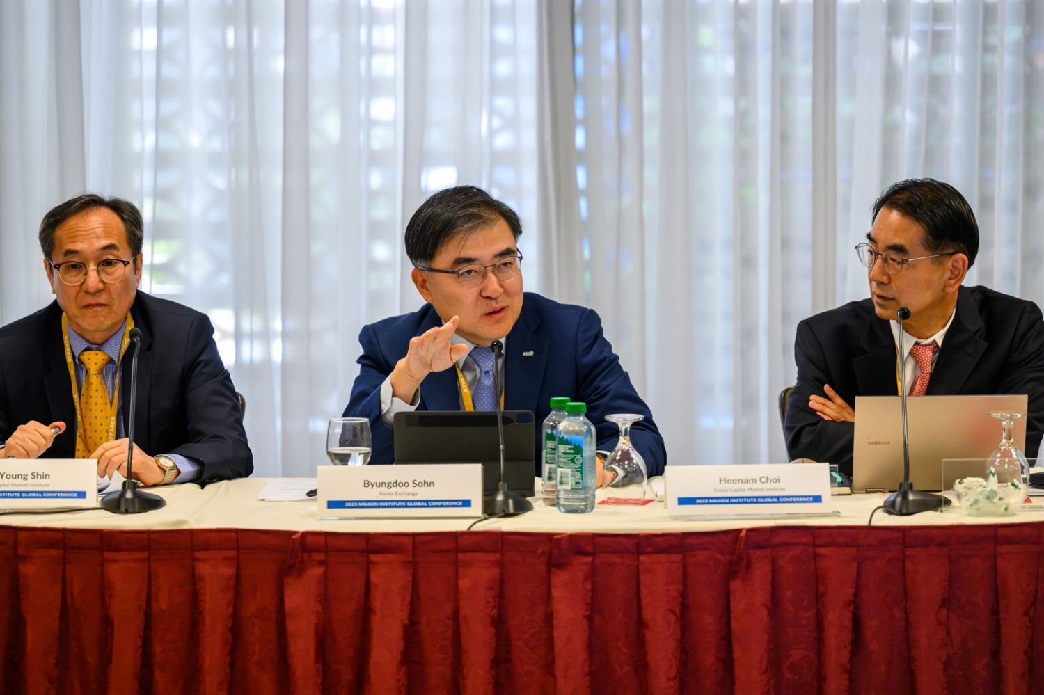 손병두 한국거래소 이사장이 2일(현지시각) 미국 LA에서 개최된 Milken Conference에 참석하였다. 왼쪽부터 신진영 자본시장연구원장, 손병두 한국거래소 이사장, 최희남 자본시장연구원 초빙연구위원 / 사진제공= Milken Institute(2023.05.03)