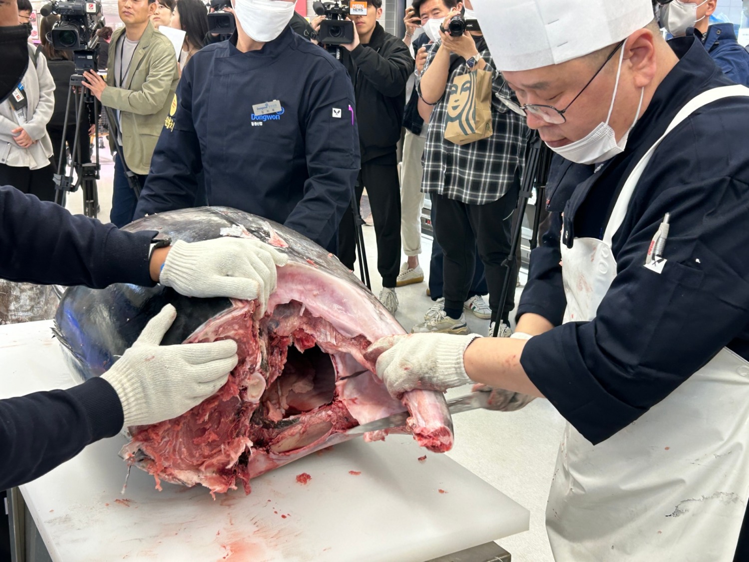 이마트 연수점에서 직접 참치 해체쇼를 선보이고 있다. /사진=박슬기 기자