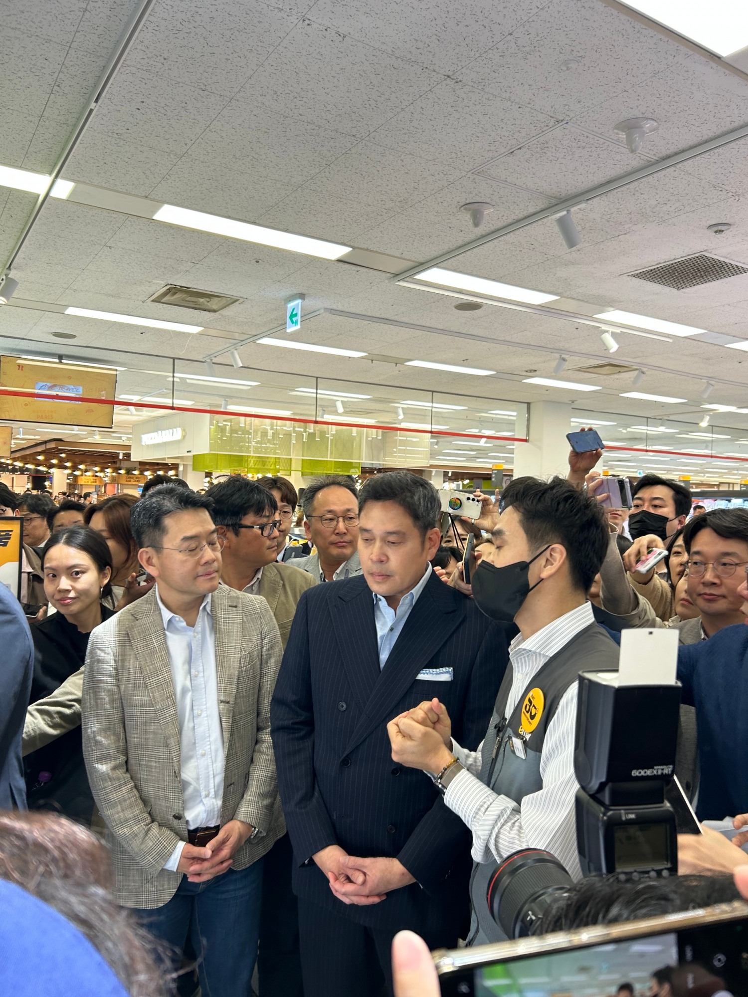 직원의 이야기를 듣고 있는 정용진 부회장. /사진=박슬기 기자