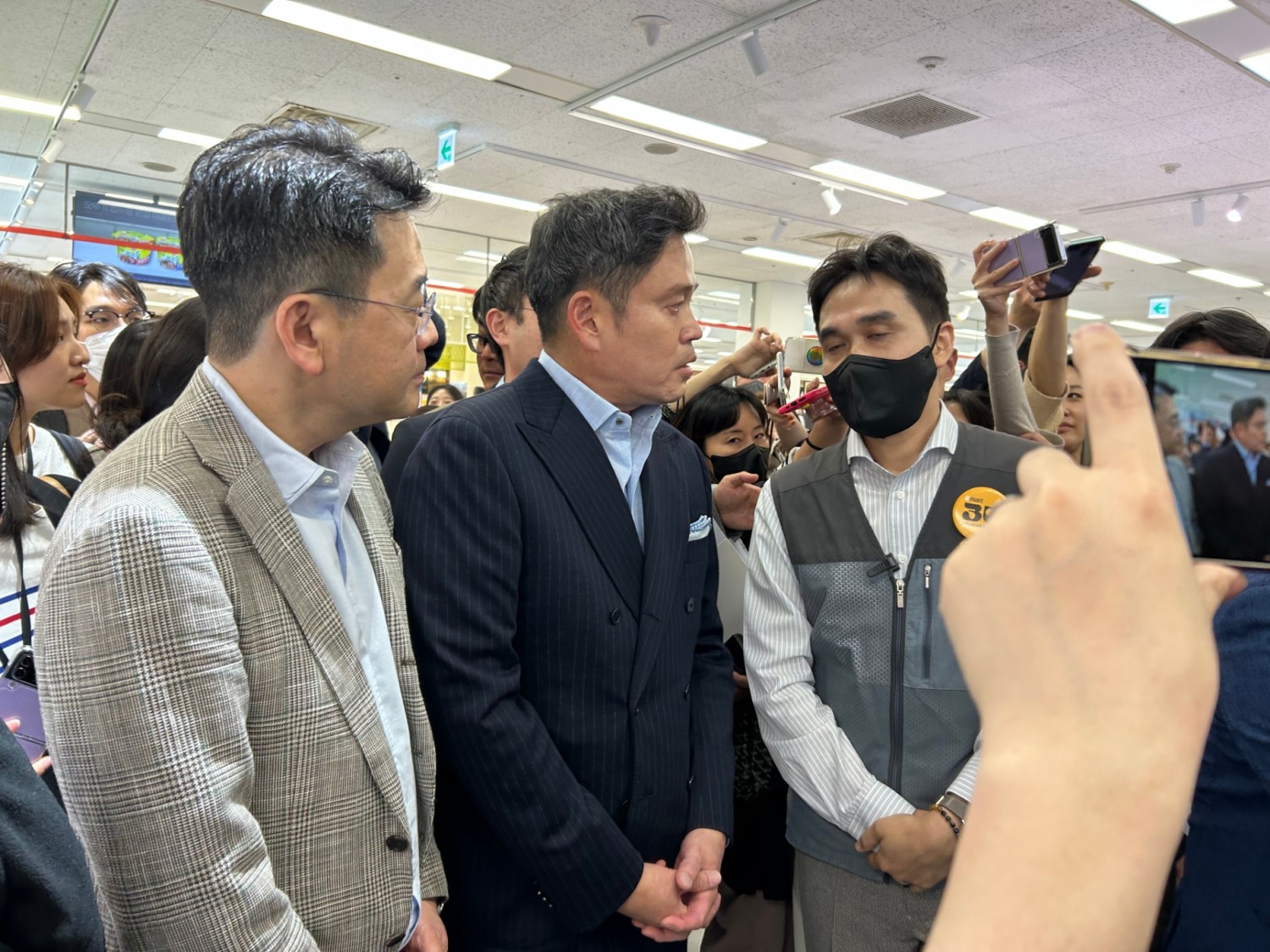 직원의 이야기를 듣고 있는 정용진 부회장. /사진=박슬기 기자