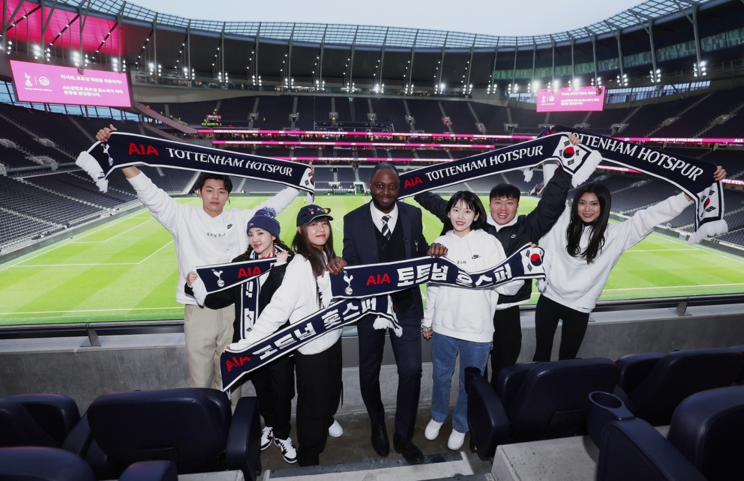 토트넘 홋스퍼 앰버서더 레들리 브렌턴 킹(Ledley Brenton King)이 AIA 팬배서더 그룹과 함께 포즈를 취하고 있다. (왼쪽부터) 강민혁, 산다라박, 유빈, 레들리 브렌턴 킹, 심소영, 김진짜, 이나딘.(2023.05.07.)./사진제공=AIA생명