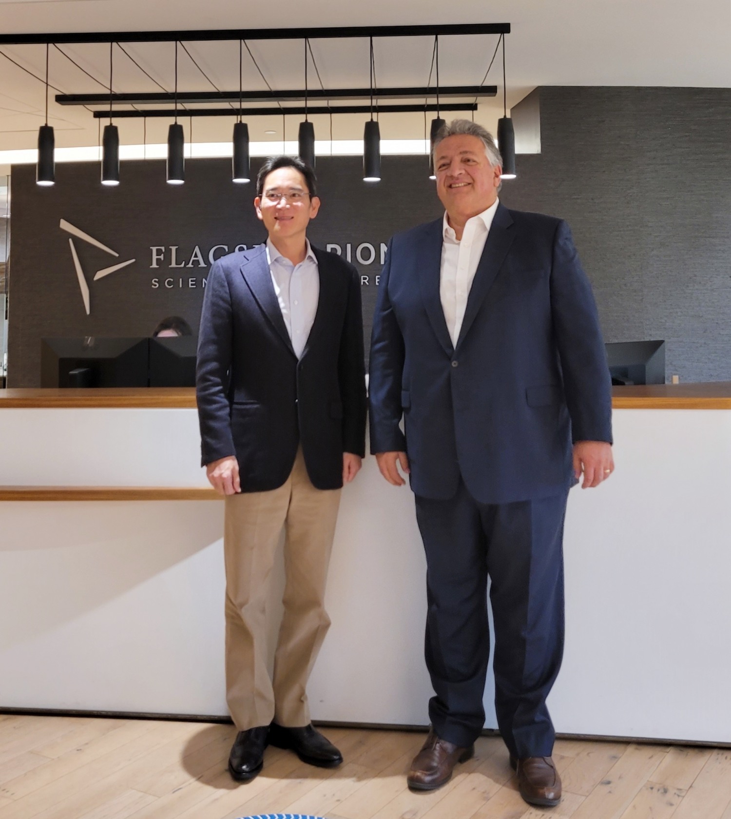이재용 삼성전자 회장이 지난 2021년 11월 미국 플래그십 파이어니어링 본사를 찾아 누바 아페얀(Noubar Afeyan) 모더나 공동 설립자 겸 이사회 의장과 만난 모습. 사진 제공=삼성전자
