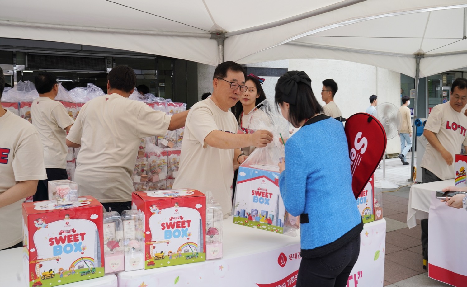 박현철 롯데건설 대표이사 부회장이 5월 가정의 달을 맞아 서울 서초구 잠원동에 위치한 롯데건설 본사에서 직원들에게 과자 선물을 하고 있다. / 사진제공=롯데건설