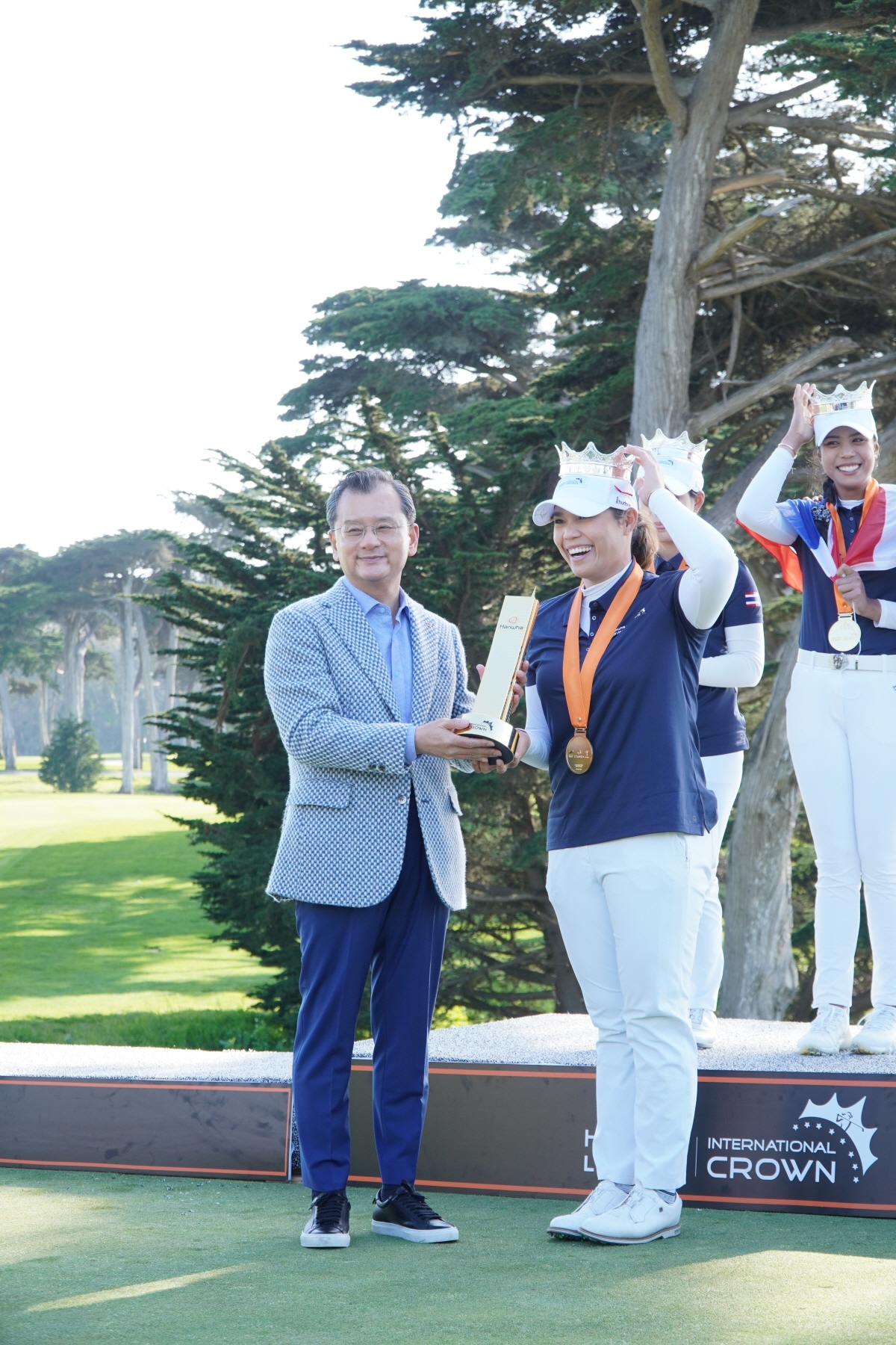 7일(현지시간) 미국 샌프란시스코에 위치한 TPC 하딩파크에서 열린 ’Hanwha LIFEPLUS 인터내셔널 크라운'의 대회를 마치고 대회장인 여승주 한화생명 대표이사가 대회 MVP인 태국의 아리야 주타누간 선수에게 63빌딩을 본떠 만든 트로피를 수여하고 있다.(2023.05.08.)./사진제공=한화생명