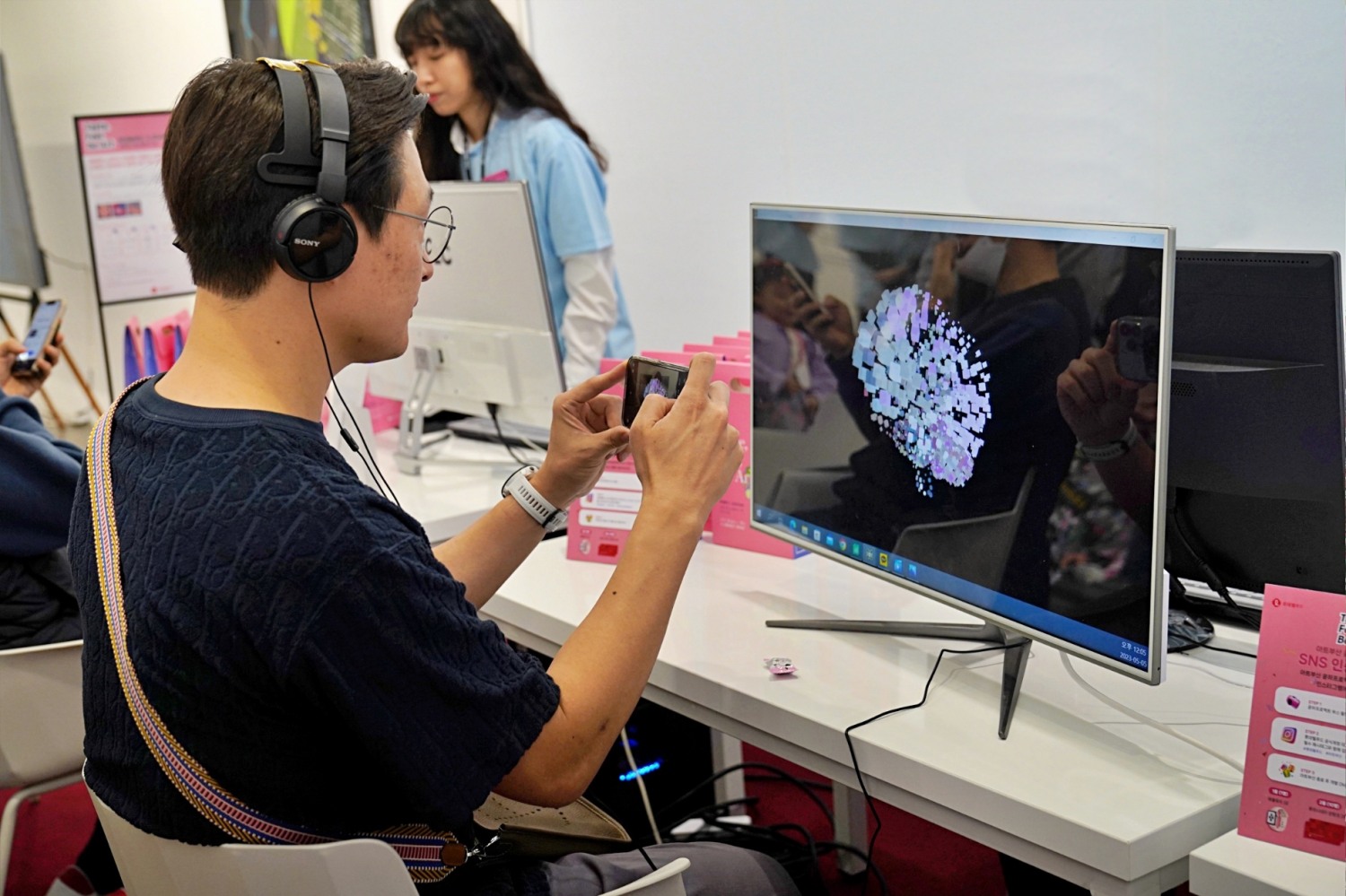 롯데웰푸드X윤하프로젝트 부스에서 브레인 매핑 아트를 체험하는 관객./ 사진 = 롯데웰푸드