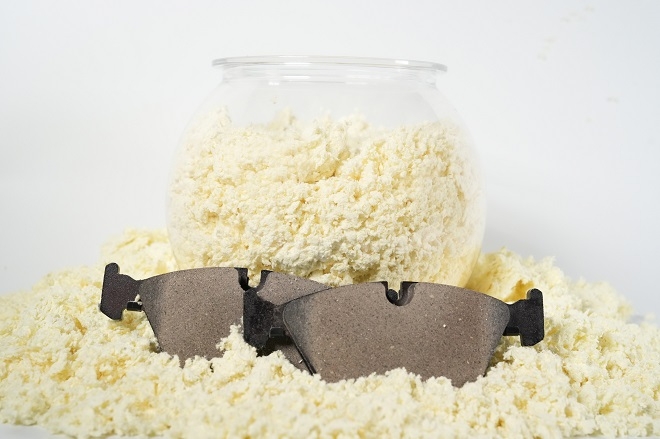 코오롱인더스트리 아라미드 펄프와 이를 적용한 유기계(NAO) 브레이크 패드. 사진-코오롱인더.