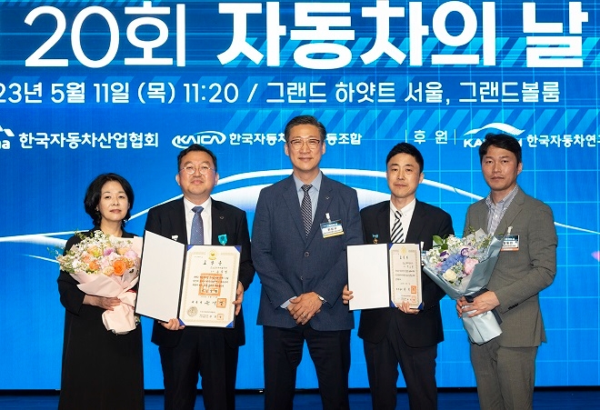 (왼쪽 두번째부터)르노코리아자동차 송상명 디렉터, 최상규 연구소장, 박소정 담당. 사진=르노코리아자동차.