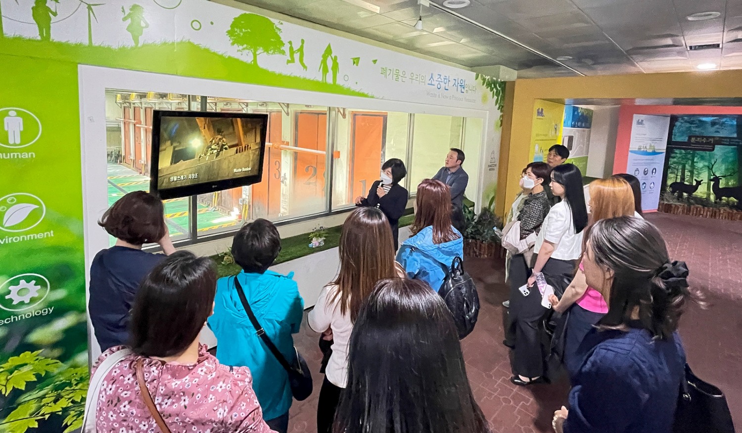 용산구 공직자들이 지난 10일 마포자원회수시설을 견학하는 모습./사진제공=용산구