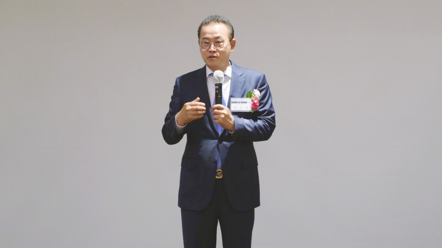 초대 총동문회 인삿말을 전하고 있는 문주현 엠디엠그룹 회장 총동문회장 / 사진제공=한국부동산개발협회