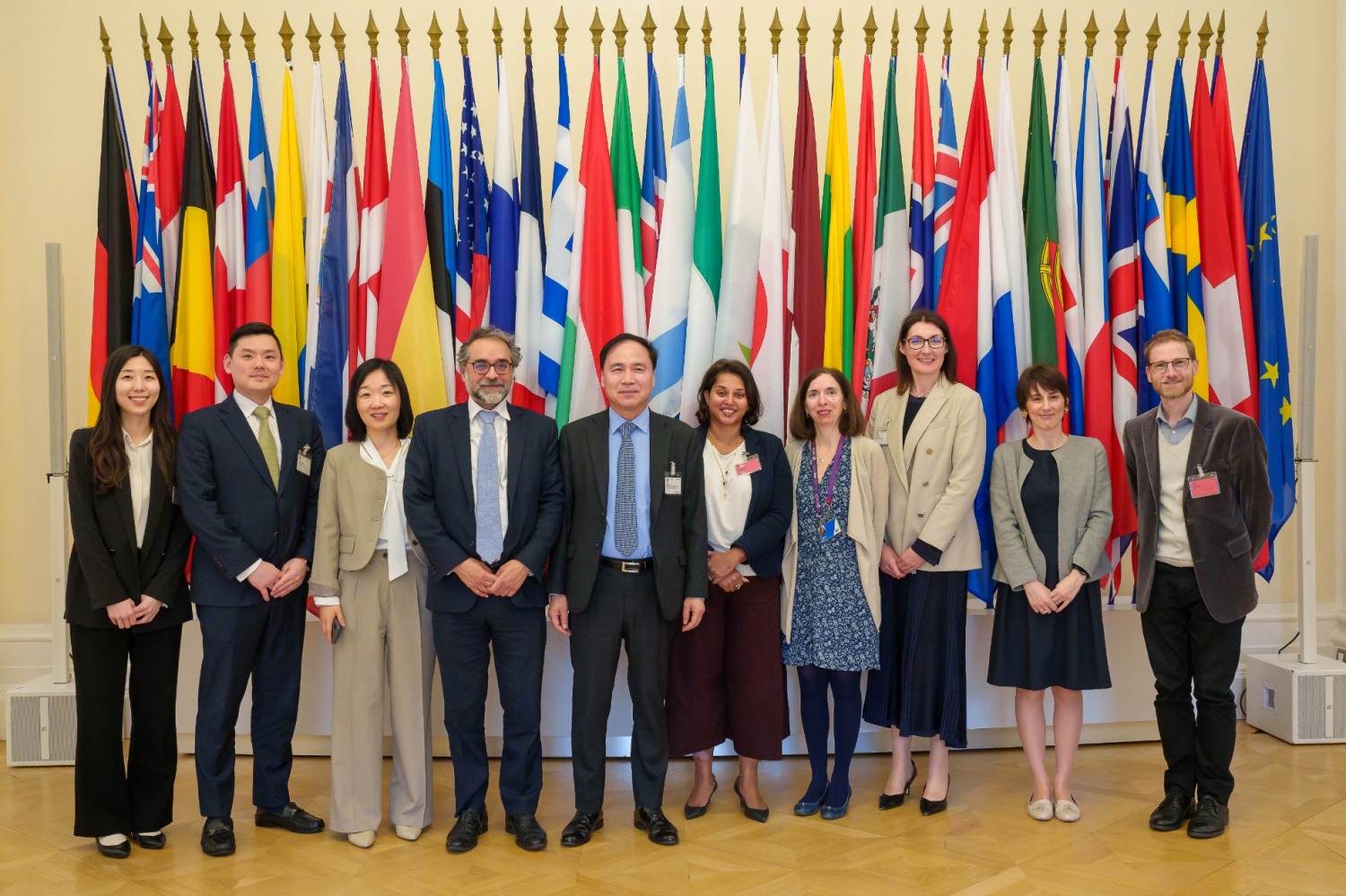 조봉현 기업은행 부행장(왼쪽 다섯 번째)이 지난 15일 개최된 프랑스에서 개최된 ‘OECD 지속가능 중기금융 플랫폼 운영위원회‘에서 관계자들이 기념촬영을 하고 있다. /사진제공=IBK기업은행